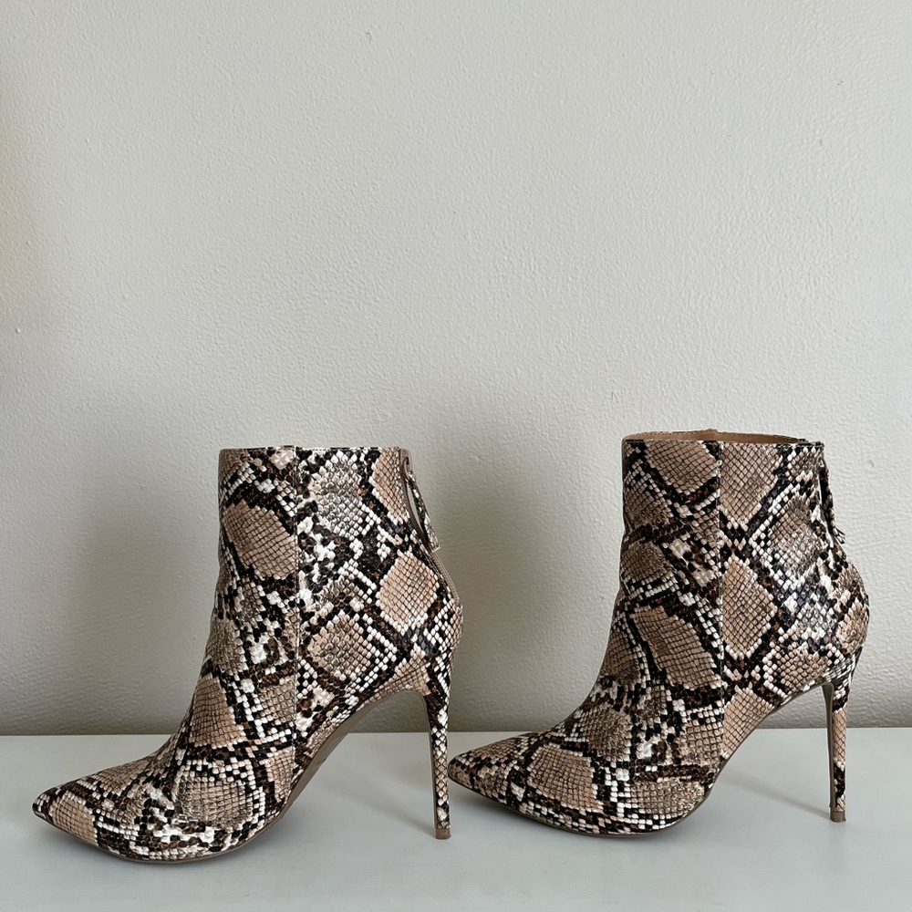 FASHION NOVA BOOTIES - I CHOOSE YOU BOOTIES SNAKE PRINT SIZE 8